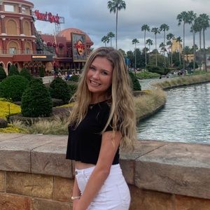 Meet your Posher, Caitlyn